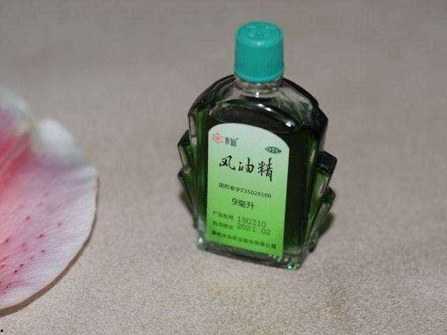 女生下面滴风油精视频,女生意外体验，瞬间清凉一夏