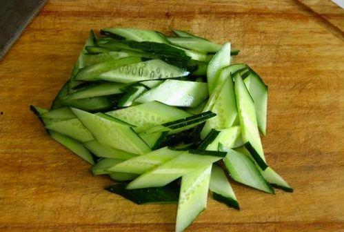 黄瓜切菱形片视频,轻松掌握家常美食制作技巧